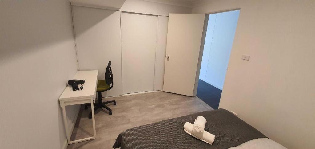 Dana-Cozy Studio With Shared Entry In The City Canberra Exteriör bild